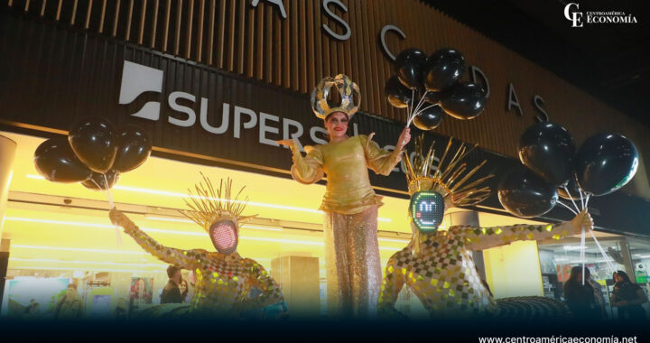Nueva imagen del centro comercial Las Cascadas, saliendo de superselectos y tres artistas vestidos de dorado