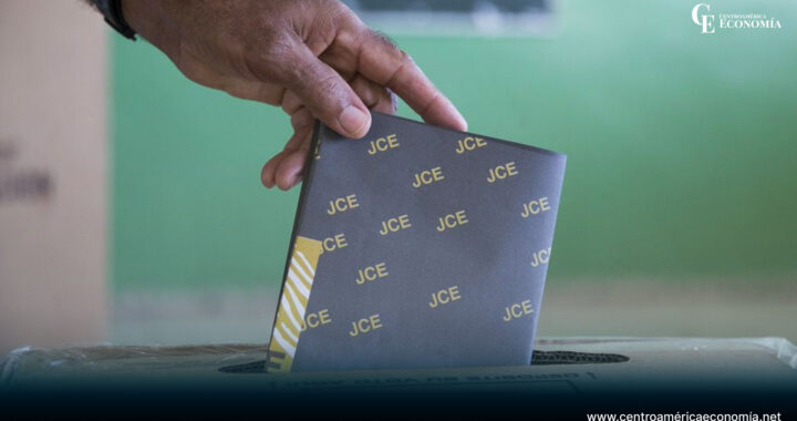 Una mano emitiendo voto en República Dominicana