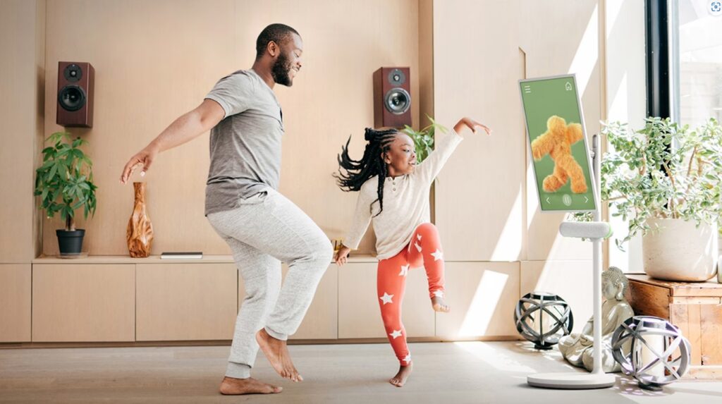 Hombre bailado junto a una niña en la sala de una casa