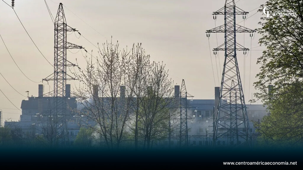 Una nube de humo se eleva sobre una infraestructura eléctrica de Járkov, en el noroeste de Ucrania, tras un ataque ruso este pasado jueves, 11 de abril. EFE/EPA/Sergei Kozlov