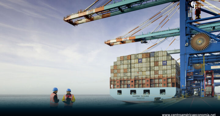 Barco con contenedores para exportación